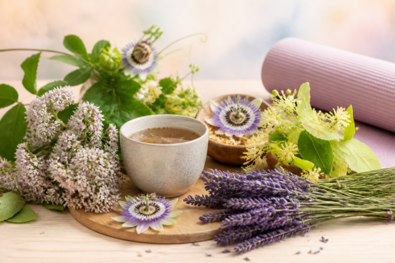 Composition de plantes anti stress avec lavande, passiflore, valériane et tilleul sur une table en bois, ambiance apaisante et naturelle.