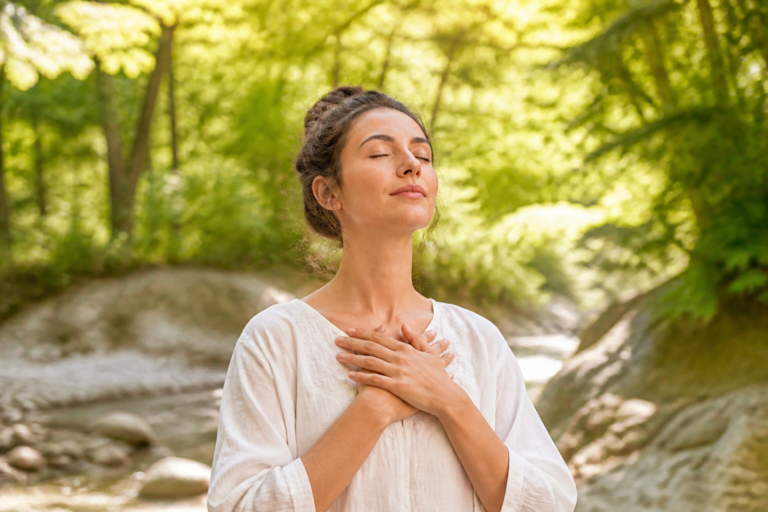 Femme sereine en pleine nature illustrant la libération et l'équilibre émotionnel