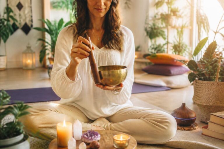 découvrez comment le nettoyage énergétique avec bol tibétain peut améliorer votre bien-être grâce aux vibrations apaisantes du son. apprenez les techniques pour harmoniser votre énergie et retrouver sérénité et équilibre.